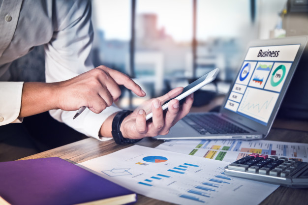 hombre negocios utilizar telefono movil_12892 30